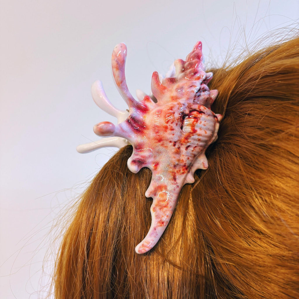 Velvet Claws Realistic Conch Shell Hair Claw in Natural Brown and White